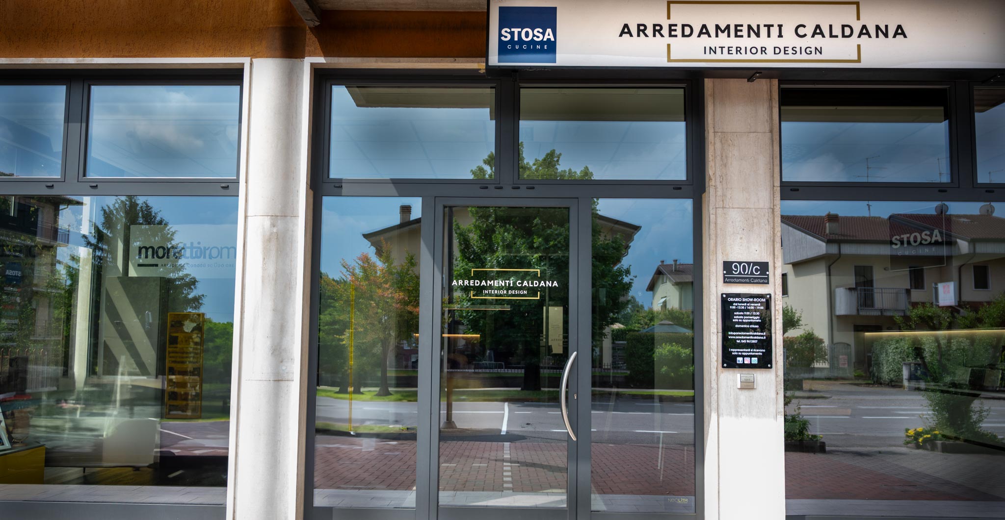 Ingresso showroom Arredamenti Caldana a Castel d’Azzano
